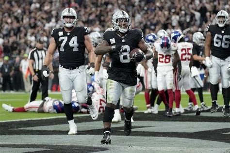 Raiders roll past Giants 30-6 to give Antonio Pierce a win in his debut as interim coach